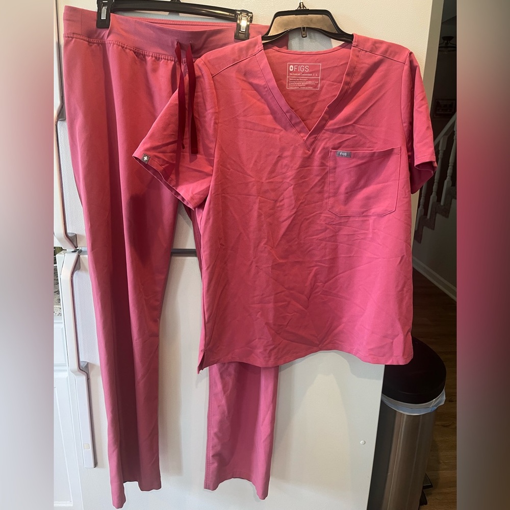 Figs pink scrub set